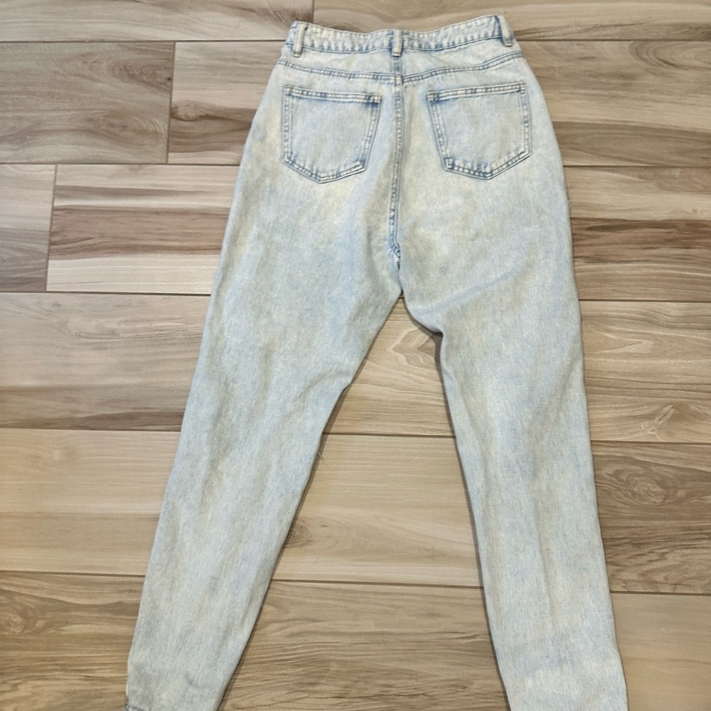 Women’s Riot High Rise Light Wash Mom Jeans with Distressed Details Size 4 - Picture 6 of 10